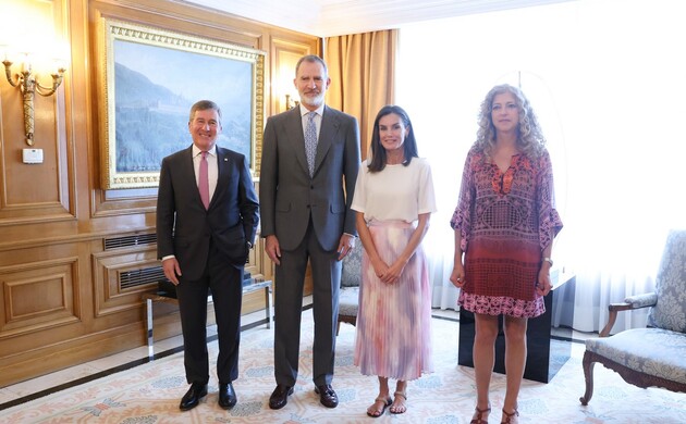 Sus Majestades los Reyes junto a al presidente de la Motion Picture Association y directora general de la Federación de Distribuidores Cinematográfico