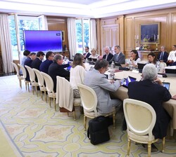 Sus Majestades los Reyes durante la reunión de la Comisión Delegada de la Fundación Princesa de Giron