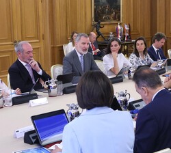 Don Felipe y Doña Letizia durante el desarrollo de la reunión de la Comisión Delegada de la Fundación Princesa de Girona