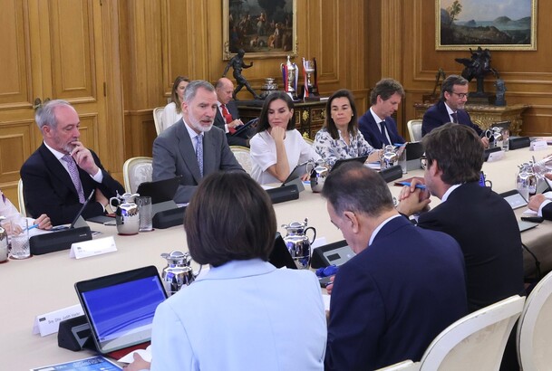 Don Felipe y Doña Letizia durante el desarrollo de la reunión de la Comisión Delegada de la Fundación Princesa de Girona
