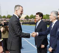 Su Majestad el Rey recibe el saludo a las autoridades