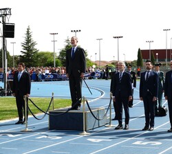 Don Felipe junto a las autoridades durante la interpretación del Himno Nacional