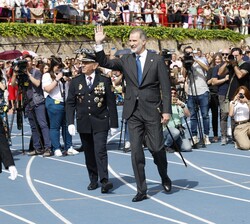 Su Majestad el Rey saluda a los familiares asistentes al acto