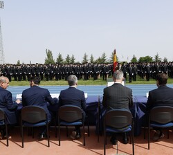 Don Felipe junto a las autoridades en la mesa presidencial