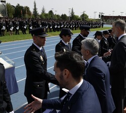 Don Felipe durante la entrega de los títulos profesionales a los nuevos policías nacionales