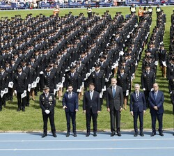 Su Majestad el Rey junto a los nuevos policias nacionales y las autoridaes