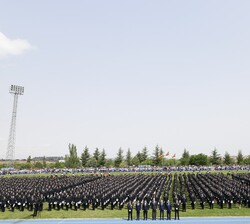 Fotografía de grupo de Su Majestad el Rey junto a los nuevos policias nacionales y las autoridades