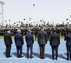 Su Majestad el Rey manda romper filas a los policias nacionales que acaban de recibir sus títulos