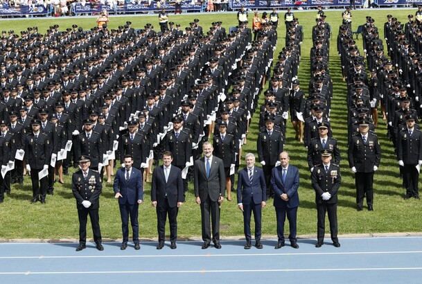 Su Majestad el Rey junto a los nuevos policias nacionales y las autoridaes