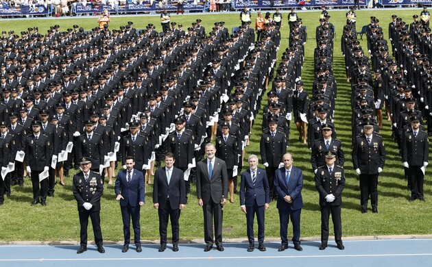 Su Majestad el Rey junto a los nuevos policias nacionales y las autoridaes