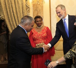Su Majestad el Rey recibe el saludo de los Jefes de Estado y de Gobierno asistentes a la cena