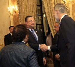 Su Majestad el Rey junto a los Jefes de Estado y de Gobierno que asisten a la cena