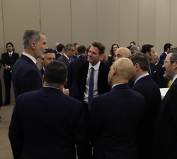 Su Majestad el Rey conversa con una representación de la colectividad española en Panamá
