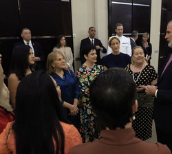 Su Majestad el Rey conversa con una representación de la colectividad española en Panamá