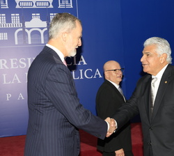 Su Majestasd el Rey recibe el saludo del Presidente electo, José Raúl Mulino Quintero, a su llegada al acto de Toma de Posesión