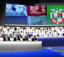 Su Majestad el Rey en primera fila de asientos durante el mensaje del Presidente de Panamá a la Asamblea Legislativa