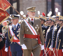 Don Felipe pasa revista a las compañías de alumnos