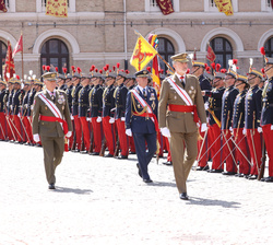 Su Majestad el Rey durante el paso de revista