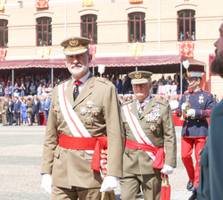 Don Felipe durante el paso de revista
