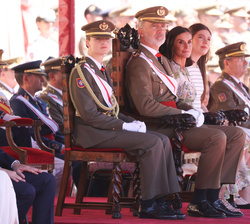 La Familia Real durante el acto, en la Tribuna Real