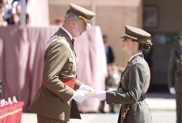 Su Majestad el Rey entrega el nombramiento de dama alférez cadete del Ejercito de Tierra a Su Alteza Real la Princesa de Asturias