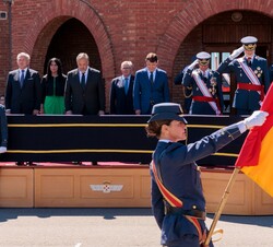 Su Majestad el Rey saluda al paso de la Enseña Nacional