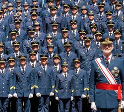 Su Majestad el Rey junto a los nuevos suboficiales del Cuerpo General del Ejérrcito del Aire y del Espacio