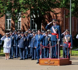 Su Majestad el Rey recibe los Honores Militares