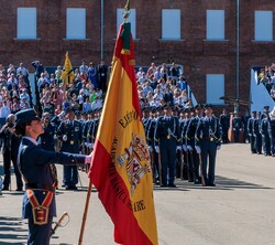 Tras pasar revista a las tropas, Su Majestad el Rey saluda a la Enseña Nacional