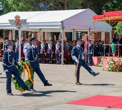Don Felipe durante la ofrenda de la corona en el acto a caidos
