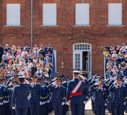 Su Majestad el Rey manda romper filas a la formación de los suboficiales del Cuerpo General del Ejército del Aire