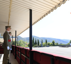 Su Majestad el Rey y Su Alteza Real la Princesa de Asturias en la Tribuna Real durante el lanzamiento paracaidista portando la Enseña Nacional