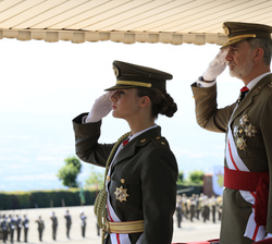 Su Majestad el Rey y Su Alteza Real la Princesa de Asturias en la Tribuna Real durante el izado de la Bandera Nacional