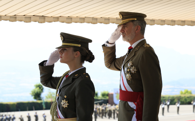 Su Majestad el Rey y Su Alteza Real la Princesa de Asturias en la Tribuna Real durante el izado de la Bandera Nacional