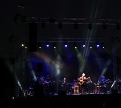 Vista general del escenario durante el concierto musical