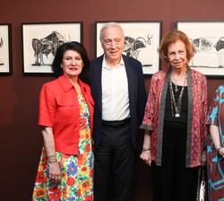 Su Majestad la Reina Doña Sofía con la la Presidenta de la República Helénica, Katerína N. Sakellaropoúlou; el director del Museo Arqueológico de Eleu
