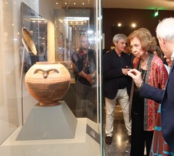 Su Majestad la Reina Doña Sofía contempla una de las piezas de la exposición