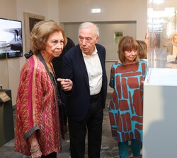 Su Majestad la Reina Doña Sofía durante su recorrido por la exposición