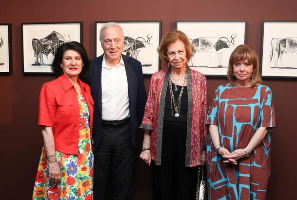 Su Majestad la Reina Doña Sofía con la la Presidenta de la República Helénica, Katerína N. Sakellaropoúlou; el director del Museo Arqueológico de Eleu