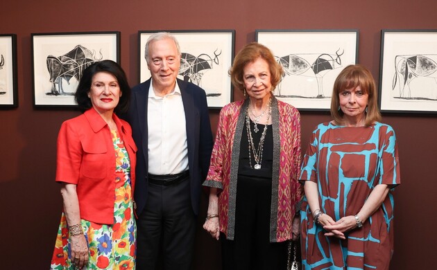 Su Majestad la Reina Doña Sofía con la la Presidenta de la República Helénica, Katerína N. Sakellaropoúlou; el director del Museo Arqueológico de Eleu