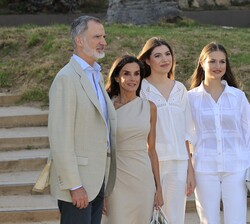 Sus Majestades los Reyes, acompañados de Sus Altezas Reales la Princesa de Asturias y la Infanta Doña Sofía, a su llegada al encuentro con premiados d