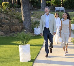 Sus Majestades los Reyes, acompañados de Sus Altezas Reales la Princesa de Asturias y la Infanta Doña Sofía, instantes antes del encuentro con premiad