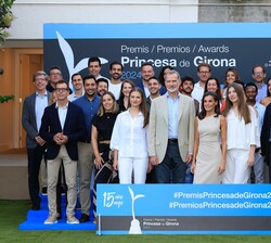 Sus Majestades los Reyes, acompañados de Sus Altezas Reales la Princesa de Asturias y la Infanta Doña Sofía con los premiados de ediciones anteriores
