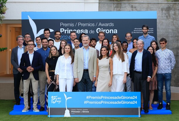 Sus Majestades los Reyes, acompañados de Sus Altezas Reales la Princesa de Asturias y la Infanta Doña Sofía con los premiados de ediciones anteriores