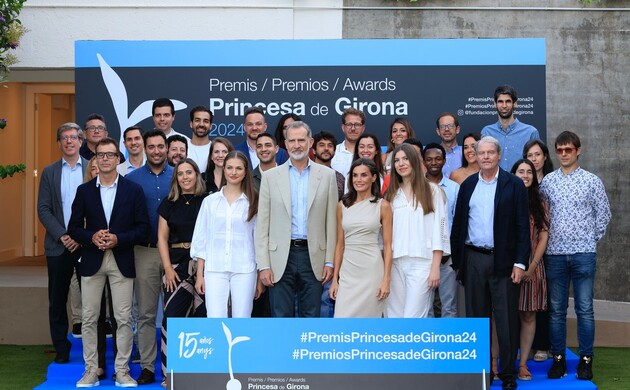 Sus Majestades los Reyes, acompañados de Sus Altezas Reales la Princesa de Asturias y la Infanta Doña Sofía con los premiados de ediciones anteriores