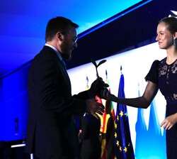 Su Alteza Real la Princesa de Asturias y de Girona entrega el Premio Social 2024 a Daniel Millor