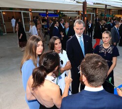 Sus Majestades los Reyes y Sus Altezas Reales la Princesa de Asturias y de Girona y la Infanta doña Sofía conversan con los premiados FPdGi 2024