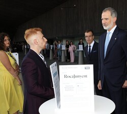 Su Majestad el Rey y Su Alteza Real la Princesa de Asturias y de Girona durante su paso por la exposición sobre las iniciativas de empresas del Patron
