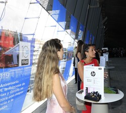 Su Majestad el Rey y Su Alteza Real la Princesa de Asturias y de Gironaconversan con los participantes de la exposición sobre las iniciativas de empre