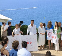 Sus Altezas Reales la Princesa de Asturias y Girona y la Infanta Sofía reciben unas camisetas de "La vida es hoy" de mano de Maite Gassó del